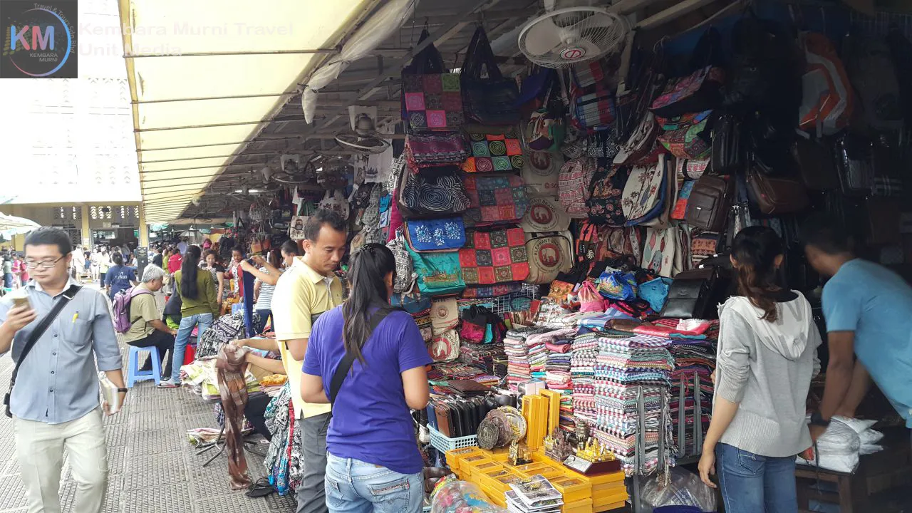Ada kedai menjual pakaian dan barangan kulit. Pakaian &amp; barangan kulit ada yang bermutu..tapi kena pandai memilih la..