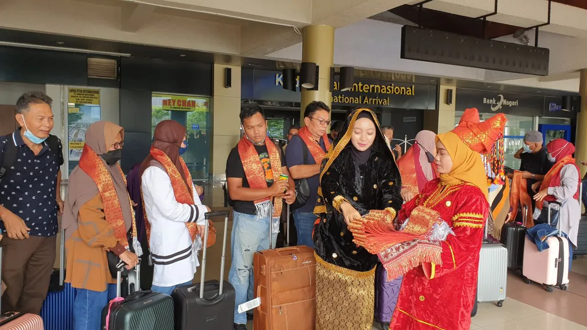 Padang+Bukitinggi-Ketibaan, tetamu disambut oleh staff kami