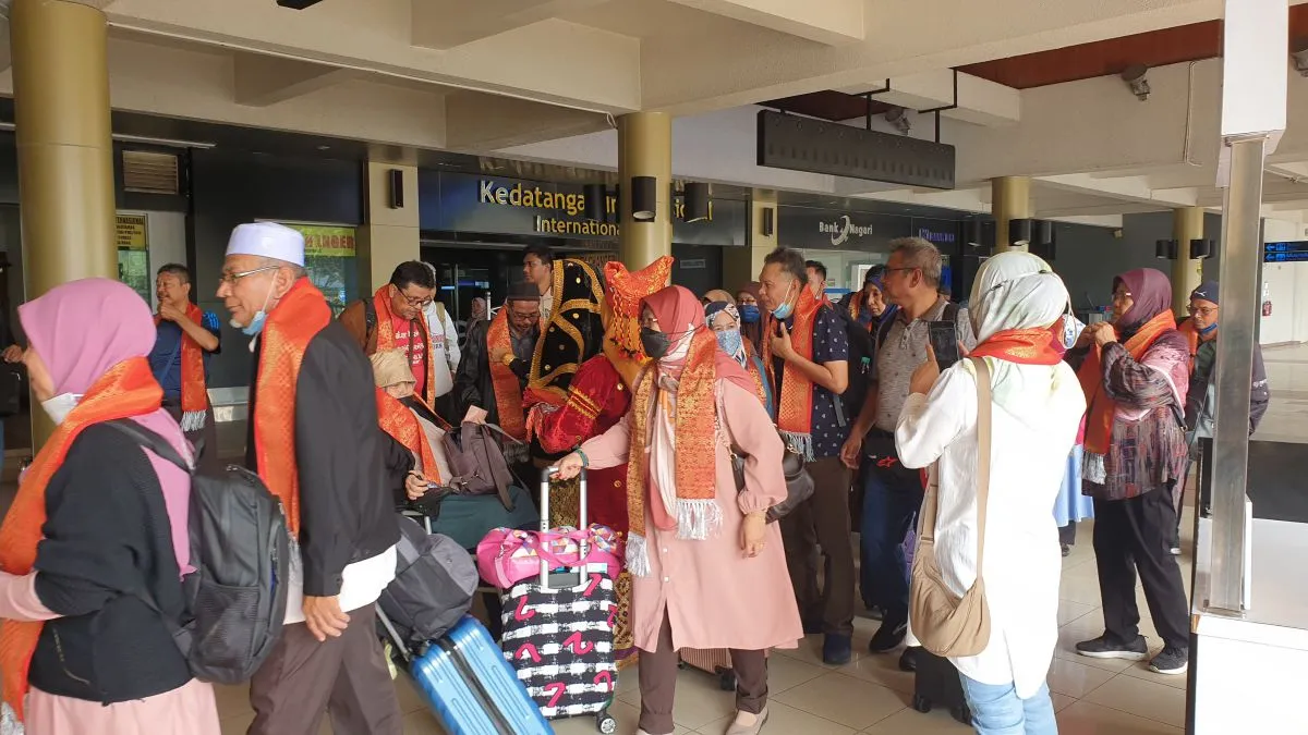 Padang+Bukitinggi-Bertolak ke lapangan terbang untuk berlepas pulang dengan kenanganyang manis..