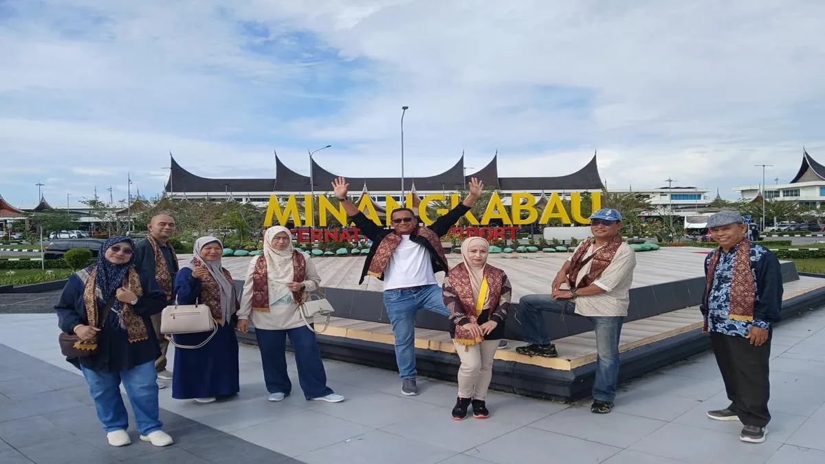 Padang+Bukitinggi-Sebelum bertolak ke Bikitinggi - Bergambar dulu..