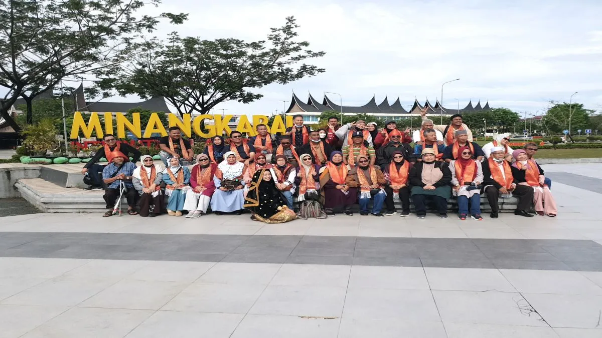 Padang+Bukitinggi-Sebelum bertolak ke Bikitinggi - Bergambar dulu..
