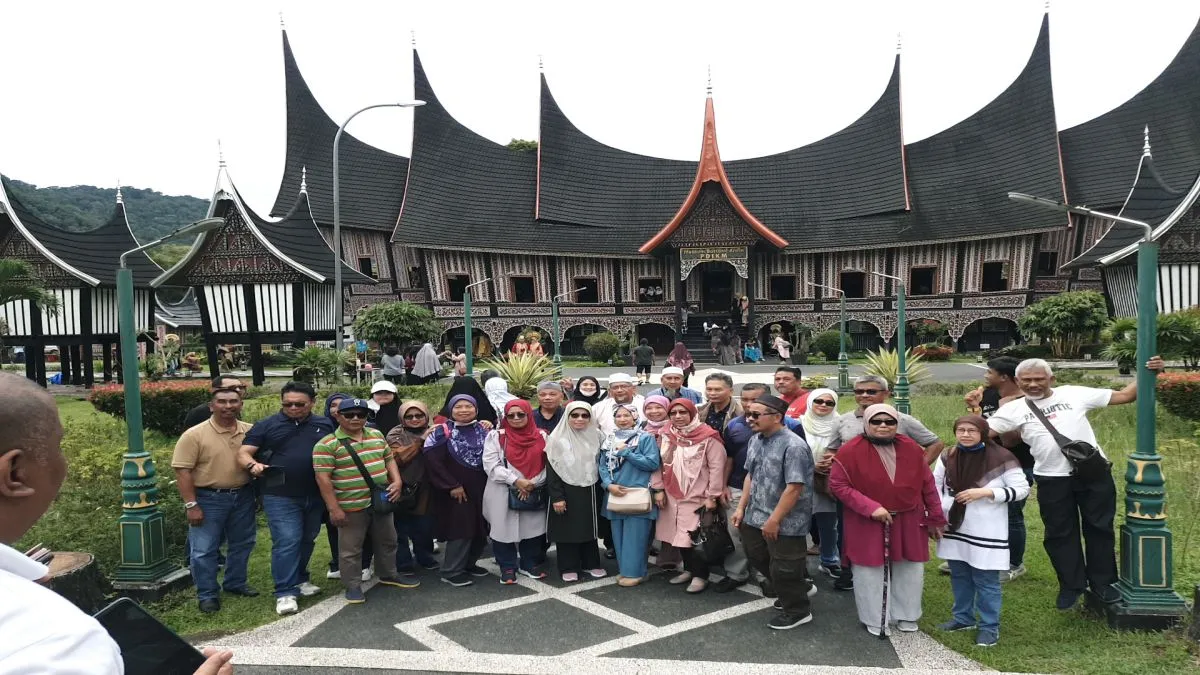 Padang+Bukitinggi-Lepas itu kita teruskan lawatan ke istana Pagar Ruyung yang terkenal itu..