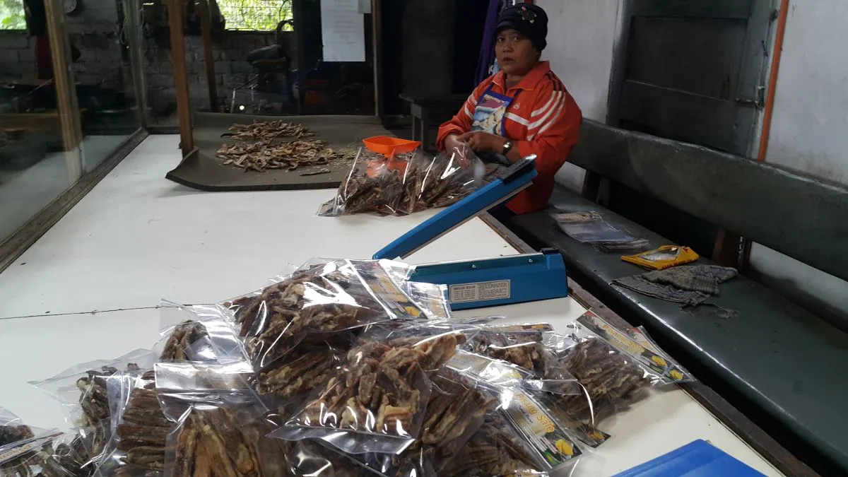 Padang+Bukitinggi-Singgah di Koniko: Perusahan kopi tradisionan &amp; Pisang Salai..