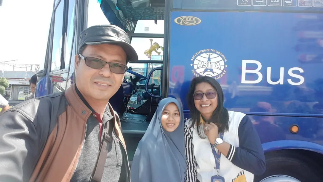 Padang+Bukitinggi-Salah seorang Tour Guide kami - Cik Merry