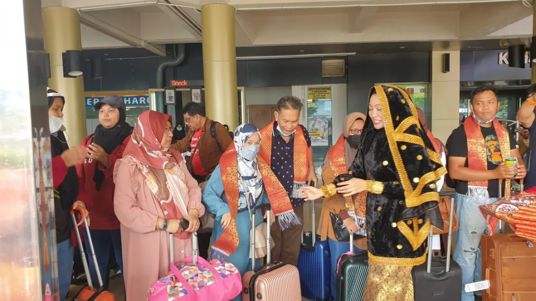 Padang+Bukitinggi-Ketibaan, tetamu disambut oleh staff kami
