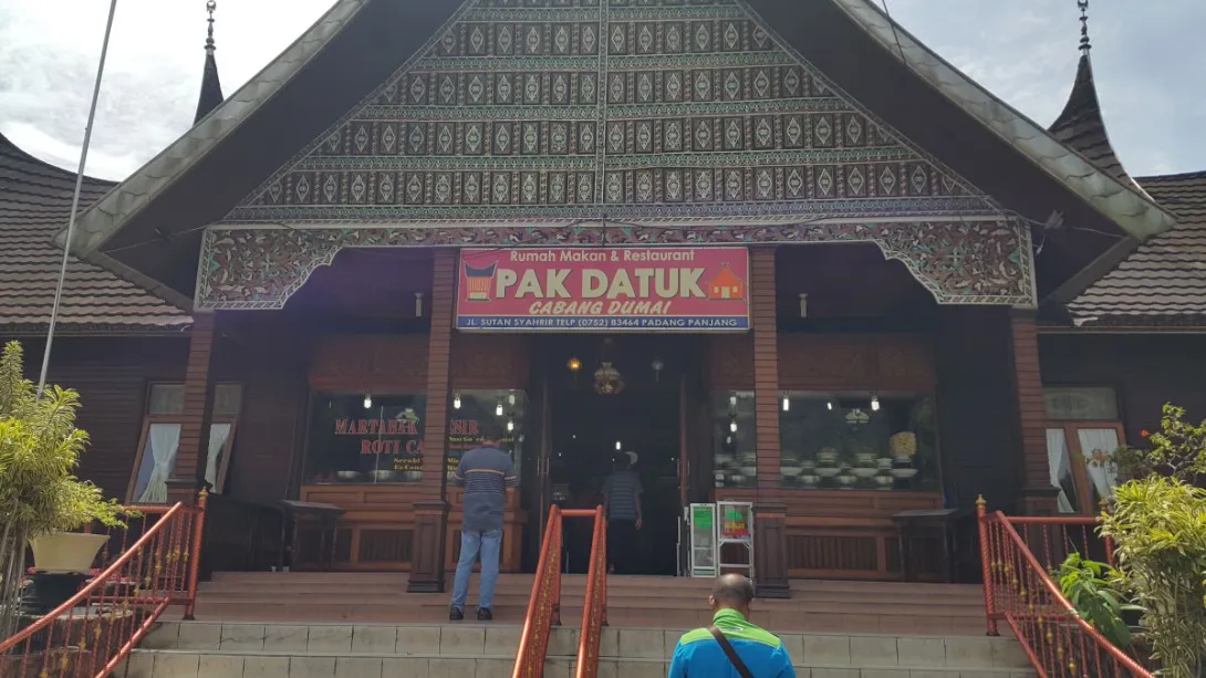 Padang+Bukitinggi-Sebelum ke Bukitinggi, kita singgah makan dulu.