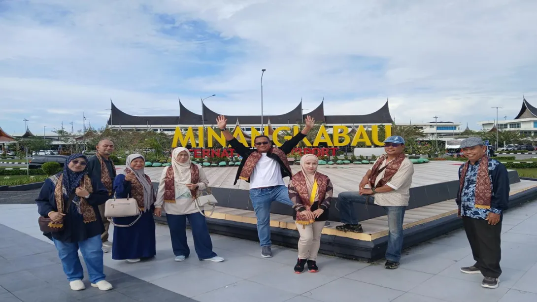 Padang+Bukitinggi-Sebelum bertolak ke Bikitinggi - Bergambar dulu..