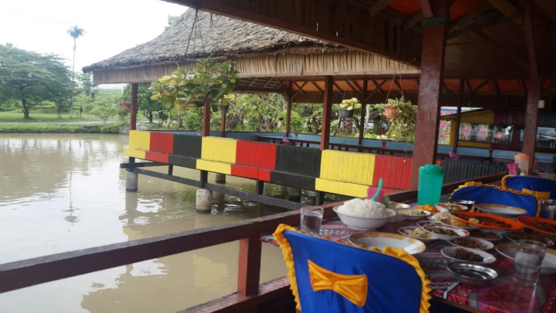 Padang+Bukitinggi-Sudah lapar &amp; kita makan tengahari di restoran tepi sawah dengan pemandangan yang damai..