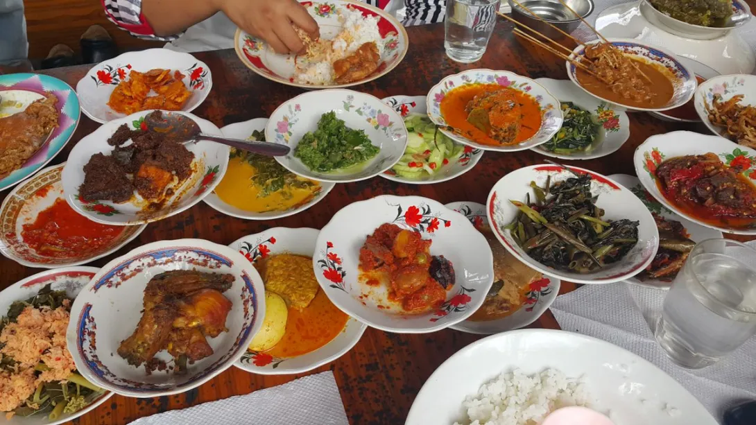 Padang+Bukitinggi-Sudah lapar &amp; kita makan tengahari di restoran tepi sawah dengan menu ikan bakar yang enak..