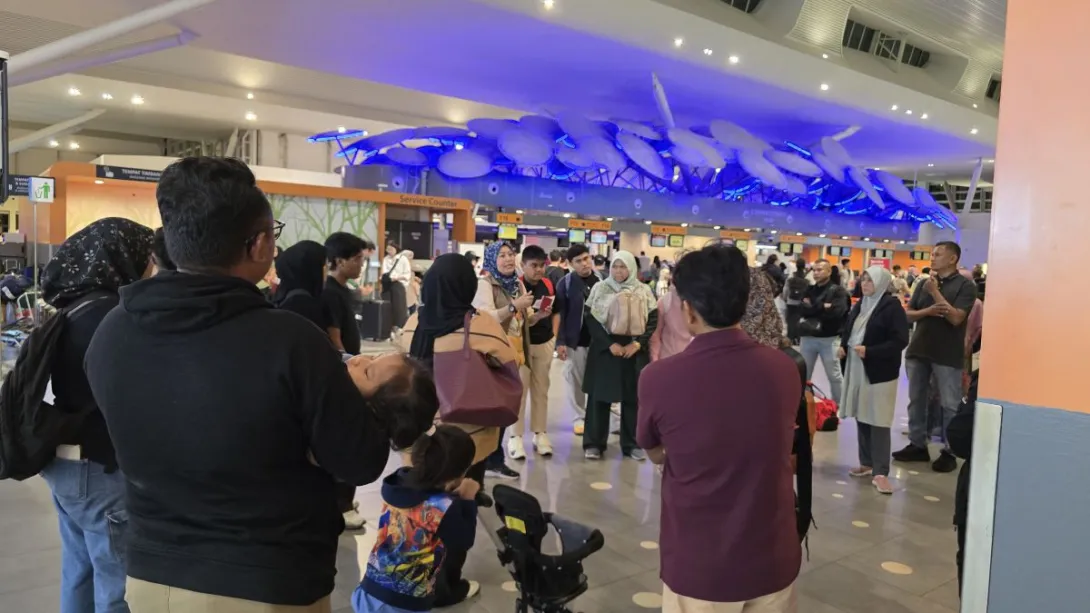 Tour Leader sedang memberi penerangan